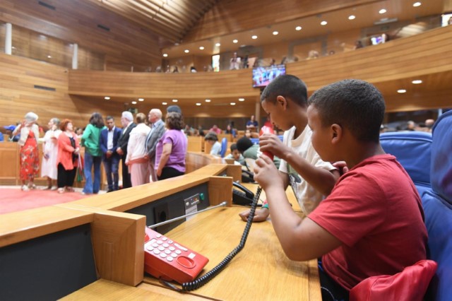 O Parlamento dálles a benvida ás nenas e aos nenos saharauís que pasarán o verán en Galicia 